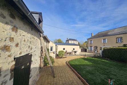 Maison avec dépendances à Montreuil-le-Chétif