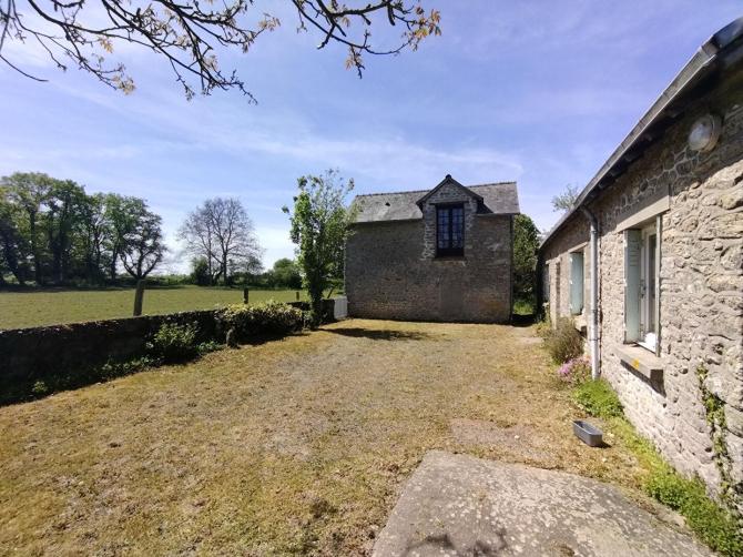 Farmhouse in the countryside Mayenne sector